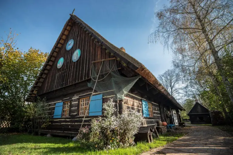 Blockhaus mit blauen Fensterläden im Freilandmuseum Lehde
