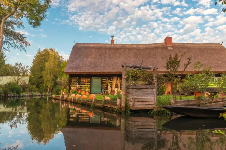 Haus mit Reetdach am Fließ in Lehde