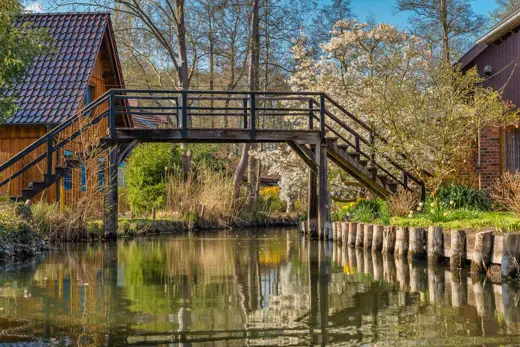 Holzbrücke über ein Fließ in Lehde